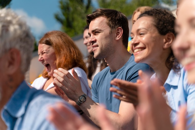 Diverse persone che guardano una squadra di calcio