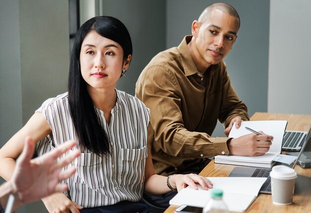 Diverse persone che lavorano in un ufficio