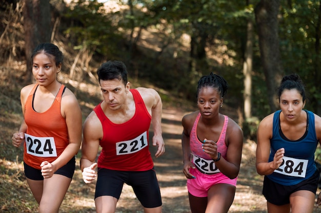 Diverse persone che partecipano a un cross country