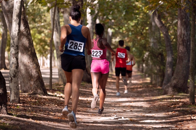 Diverse persone che partecipano a un cross country