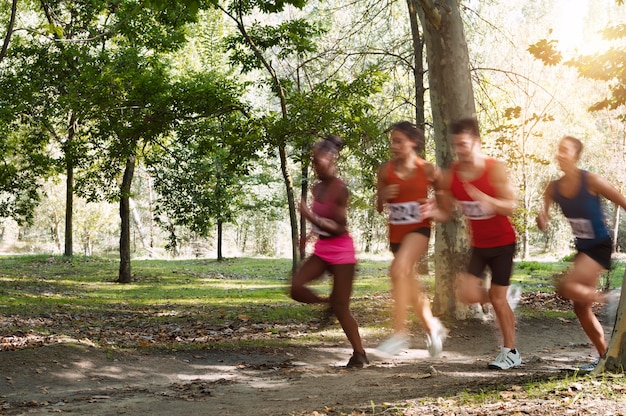 Diverse persone che partecipano a un cross country