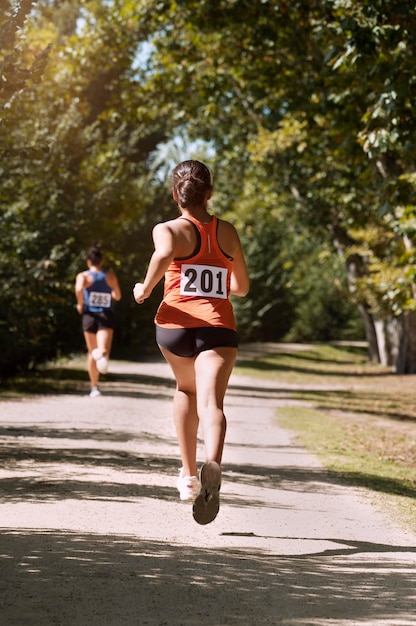 Diverse persone che partecipano a un cross country