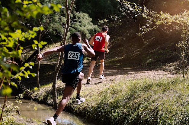 Diverse persone che partecipano a un cross country