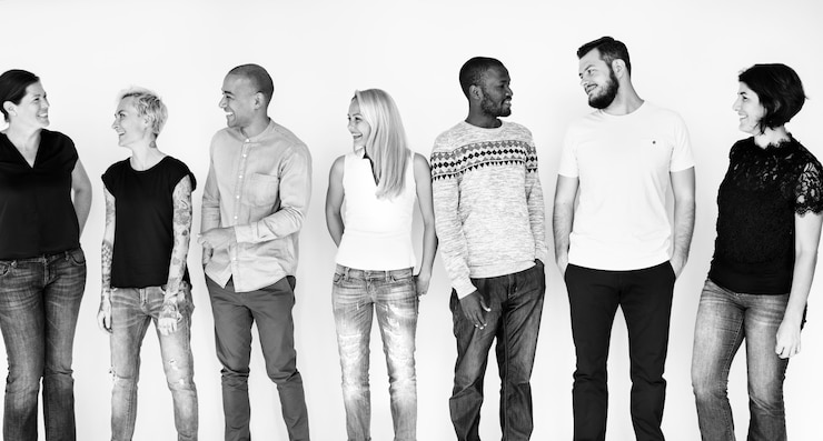 Foto gratuito diverse persone felici divertendosi insieme