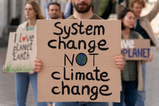 Diverse persone si uniscono a una protesta per il riscaldamento globale