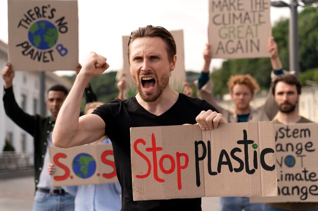 Diverse persone si uniscono a una protesta per il riscaldamento globale