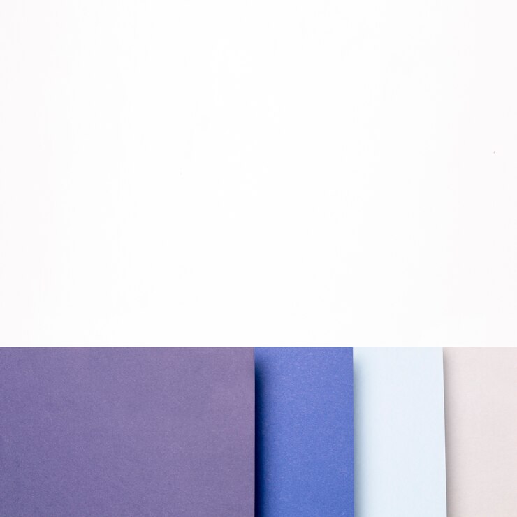 Foto gratuito diverse tonalità di modello blu con spazio di copia