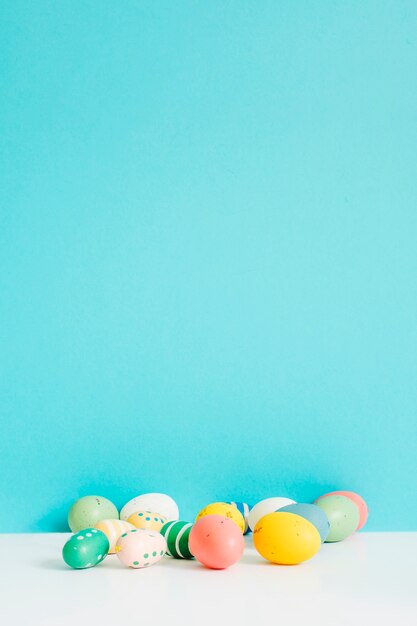 Diverse uova di Pasqua colorate sul tavolo
