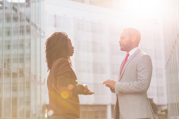 Diversi colleghi di lavoro seri che discutono di progetto