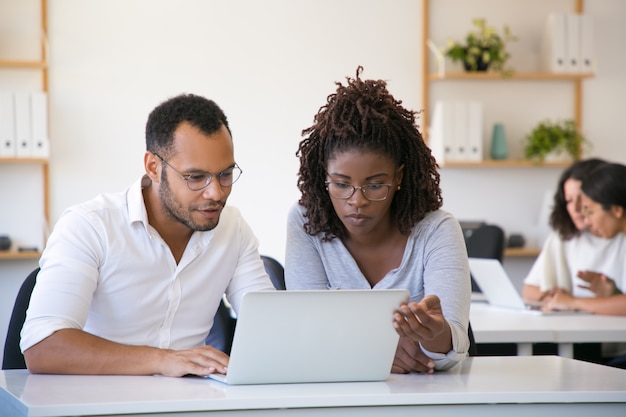 Diversi colleghi entusiasti che lavorano insieme al progetto