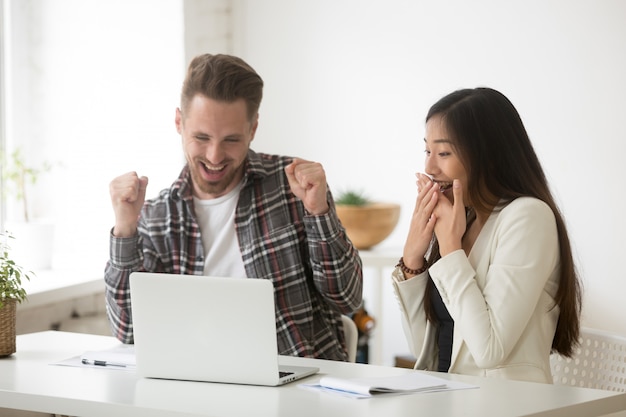 Diversi colleghi stupiti entusiasti della vittoria online o del risultato finale