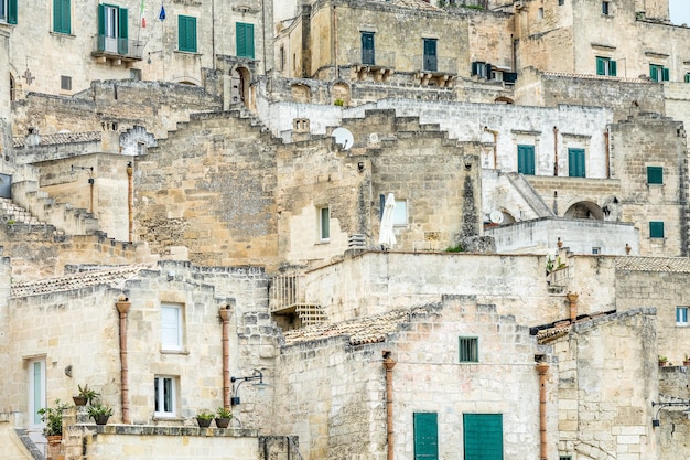 Diversi edifici di una città costruiti uno accanto all'altro durante il giorno