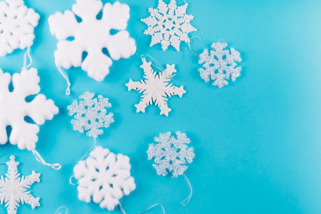 Diversi fiocchi di neve sul tavolo