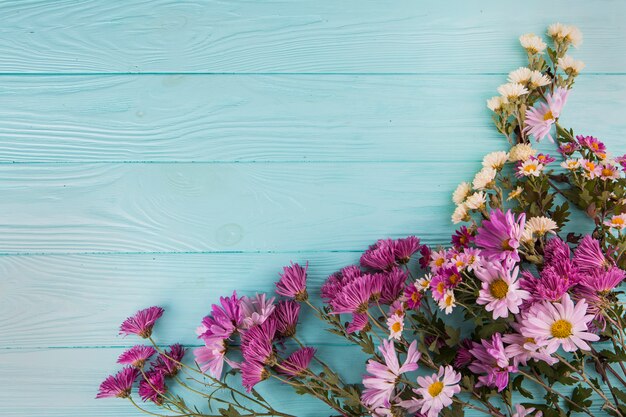 Diversi fiori luminosi sparsi sul tavolo