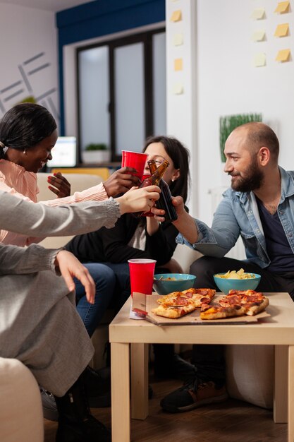 Diversi gruppi di lavoratori che si divertono dopo il lavoro in ufficio