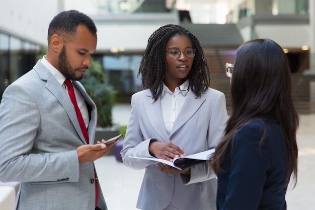 Diversi imprenditori di successo che discutono di contratto