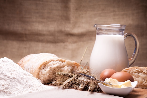 Diversi ingredienti di cottura sul tavolo