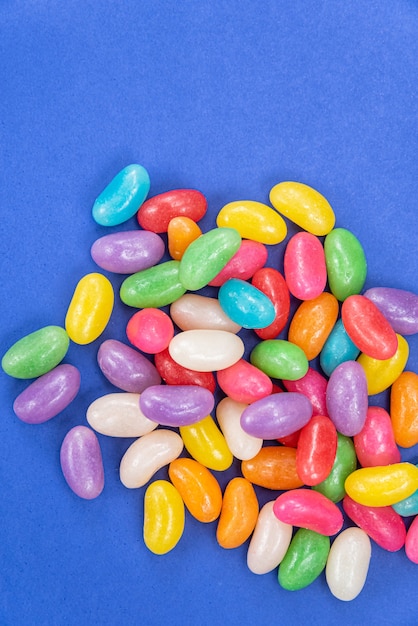 Diversi Jelly Beans su sfondo blu