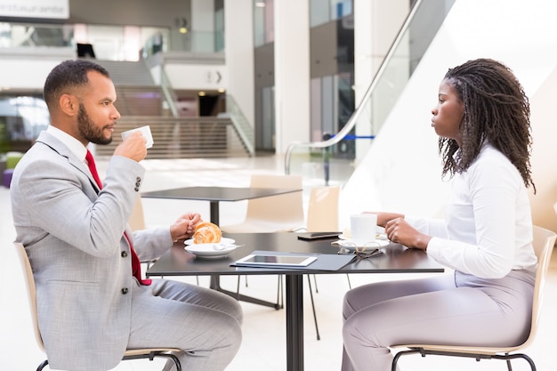 Diversi partner o colleghi che si incontrano davanti a una tazza di caffè