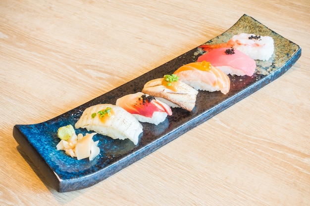 Diversi pezzi di sushi con frutti di mare