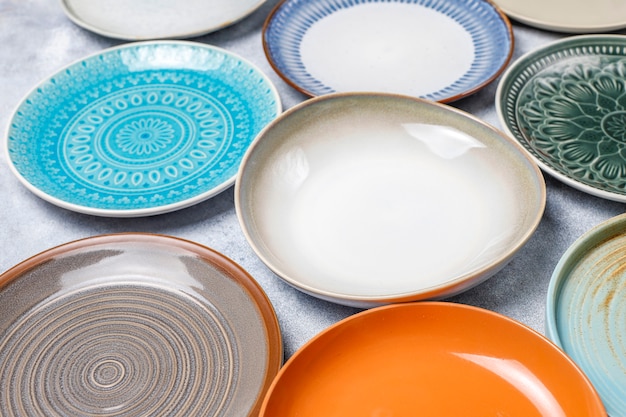 Diversi piatti e ciotole vuoti in ceramica.