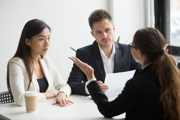 Diversi scettici gestori di Hr intervistando il candidato femminile, cattiva prima impressione