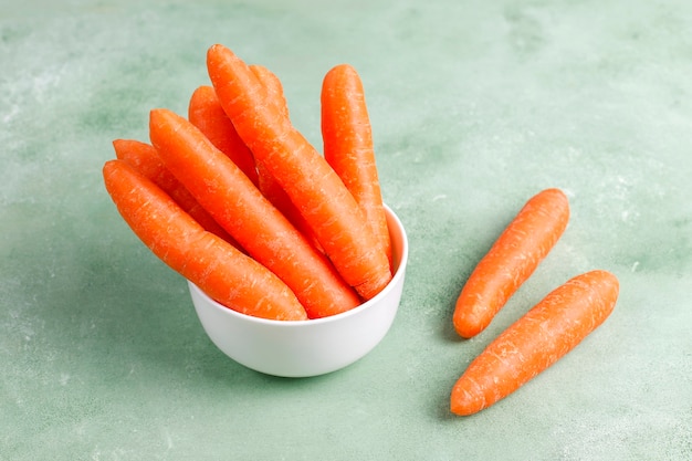 Diversi tagli di carota in ciotole.