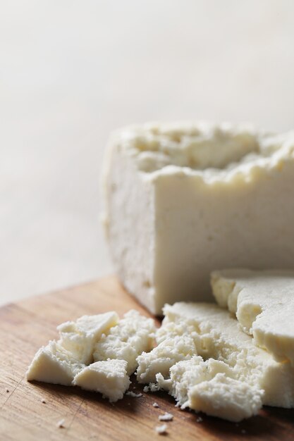 Diversi tipi di formaggio sul tagliere