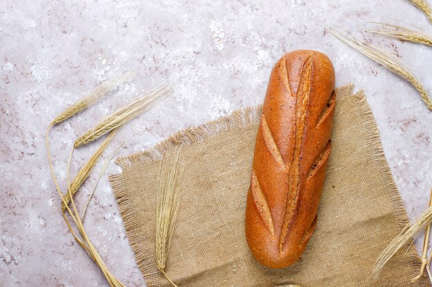 Diversi tipi di pane fresco come sfondo, vista dall'alto