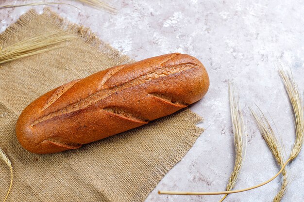 Diversi tipi di pane fresco come sfondo, vista dall'alto