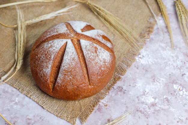 Diversi tipi di pane fresco come sfondo, vista dall'alto