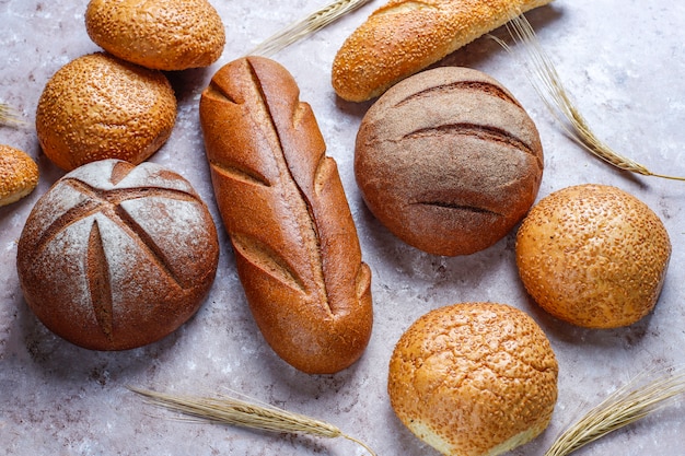 Diversi tipi di pane fresco come sfondo, vista dall'alto