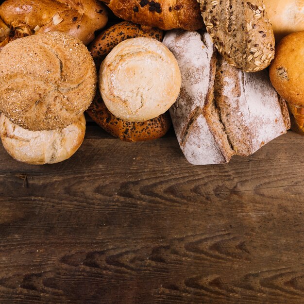 Diversi tipi di pane sulla tavola di legno