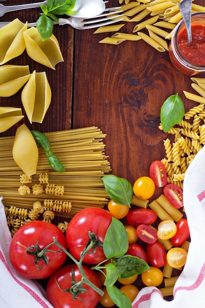 Diversi tipi di pasta con pomodori e basilico