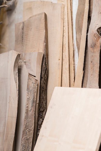 Diversi tipi di tavole di legno in officina