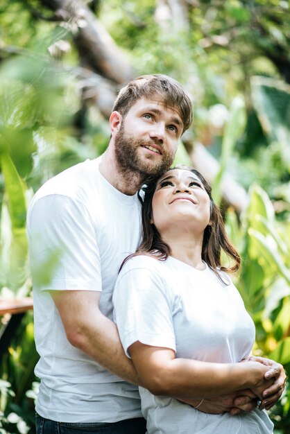 Diversità sorridente felice delle coppie nel momento di amore insieme