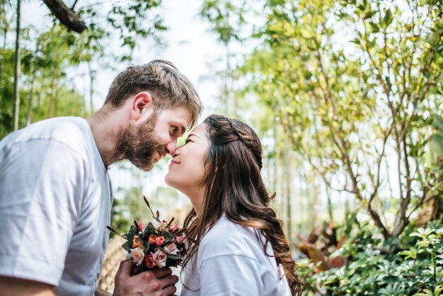 Diversità sorridente felice delle coppie nel momento di amore insieme