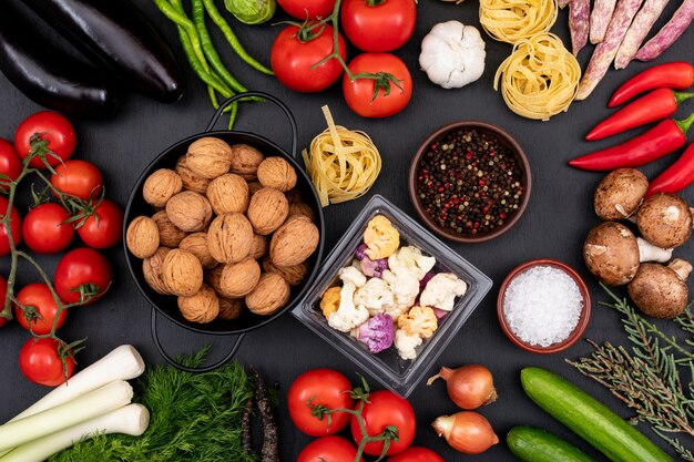 Diverso cibo in ciotole