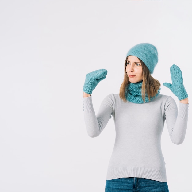 Divertente donna parlando con le mani