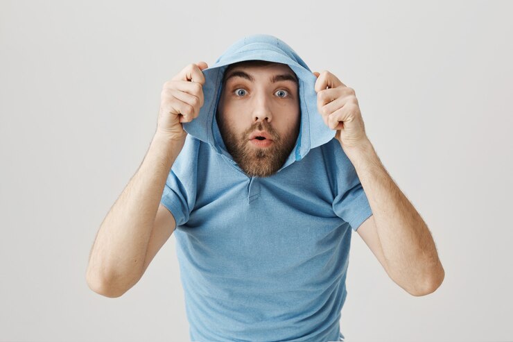 Foto gratuito divertente giovane uomo barbuto in posa