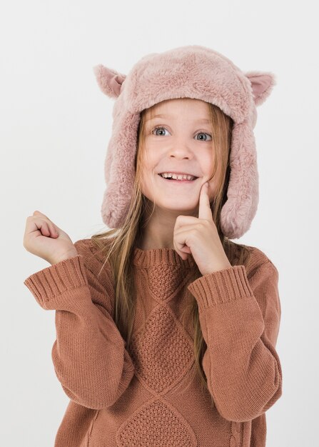 Divertente ragazza bionda vestita d'inverno