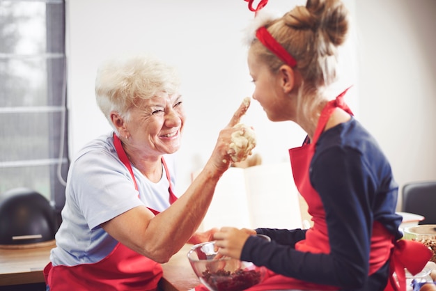 Divertimento in famiglia mentre si cucina in cucina