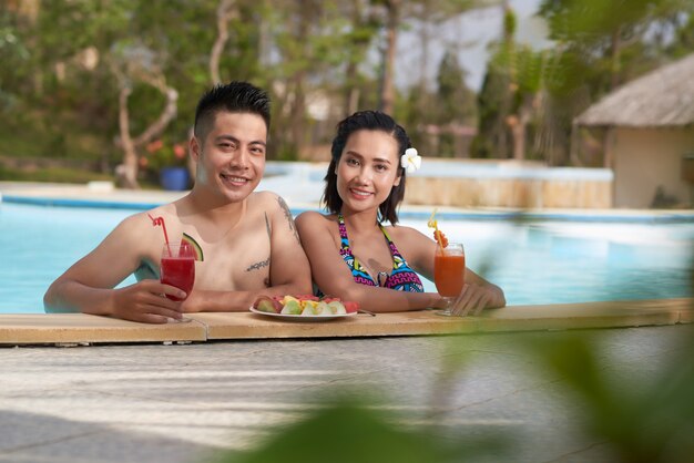 Divertirsi nella piscina all'aperto