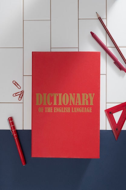 Dizionario inglese e matite vista dall'alto