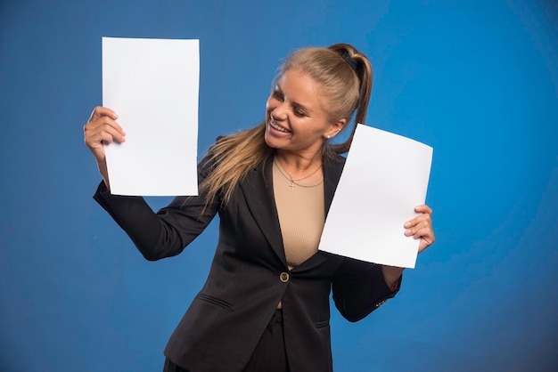 Documenti di controllo e sorridere dell'impiegato femminile.