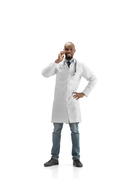 Documenti. Medico afro-americano isolato su bianco, occupazione professionale.