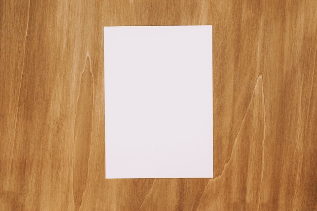 Documento in bianco sulla superficie di legno