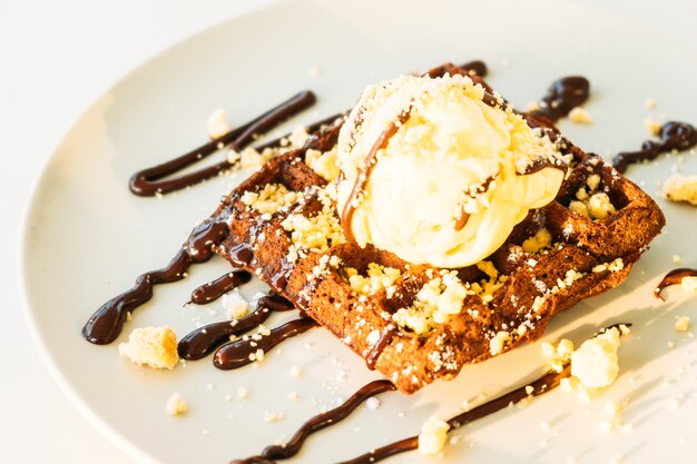 Dolce dessert waffle al cioccolato con gelato