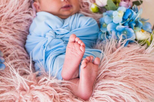 Dolce piccolo neonato sulla coperta