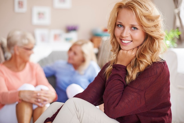 Dolce ragazza bionda a casa della nonna